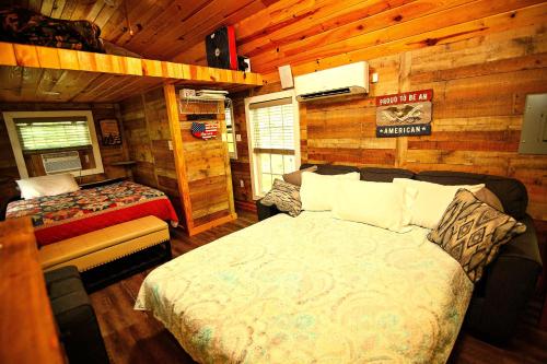 The Americana - Parker Creek Bend Cabins