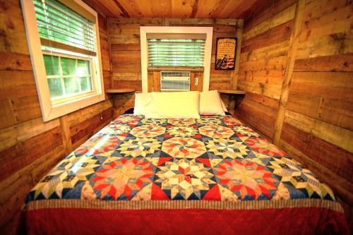 The Americana - Parker Creek Bend Cabins