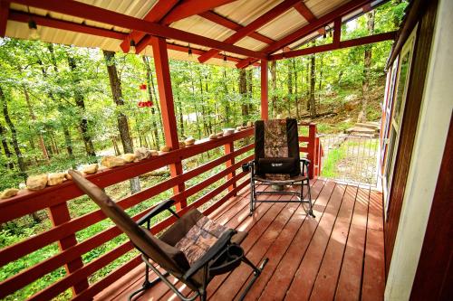 The Americana - Parker Creek Bend Cabins - 발코니/테라스