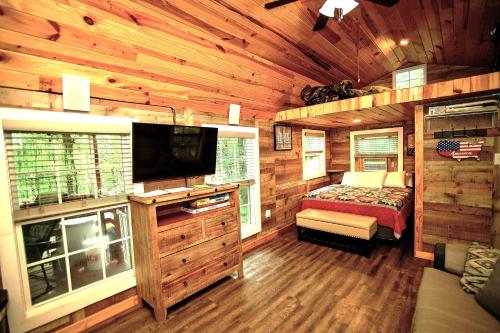 The Americana - Parker Creek Bend Cabins