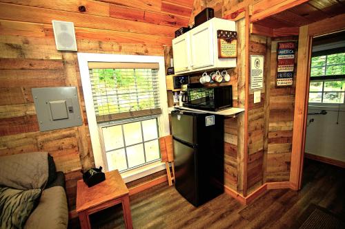 The Americana - Parker Creek Bend Cabins - 주방