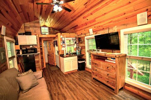 The Americana - Parker Creek Bend Cabins