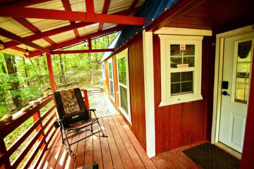 The Americana - Parker Creek Bend Cabins - 발코니/테라스