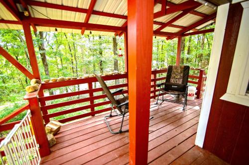 The Americana - Parker Creek Bend Cabins - 발코니/테라스