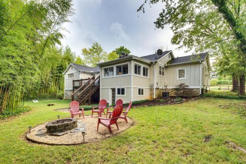Hendersonville Haven with Fire Pit, Grill, Deck! in Hendersonville, USA