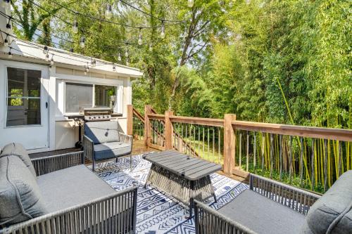 Hendersonville Haven with Fire Pit, Grill, Deck! in Hendersonville, USA