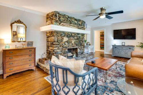 Hendersonville Haven with Fire Pit, Grill, Deck! in Hendersonville, USA