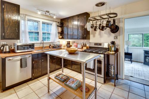 Hendersonville Haven with Fire Pit, Grill, Deck! in Hendersonville, USA