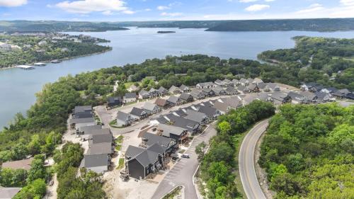 Sunrise At Branson Cove - 2 Pools, Pickleball & Lake Access! Built in 2022! in Ridgedale, USA