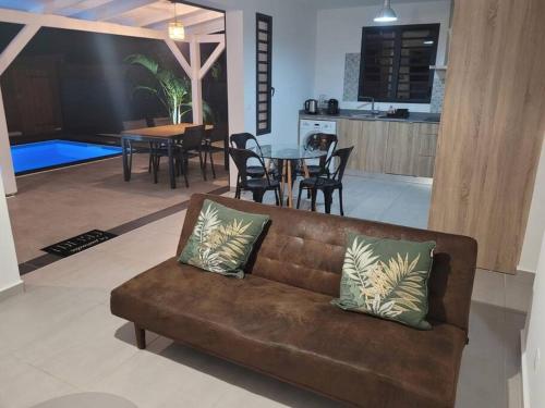 Villa avec Piscine, 10 min plage in Le Moule