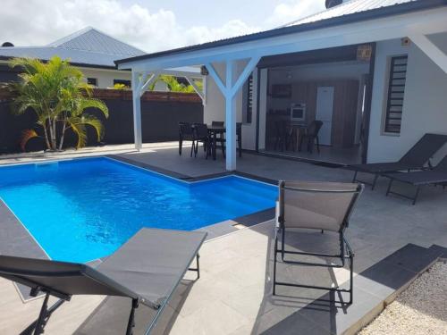 View, Villa avec Piscine, 10 min plage in Le Moule