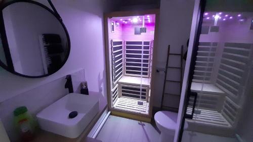 Arty Appart - Eurexpo - Clim - Parking box privé - Balcon - Sauna en option, Saint-Priest (zdjęcie 9)