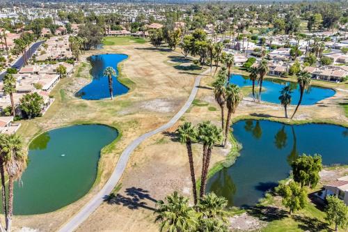 Couples' Golf Retreat-Palm Springs Area - Tap to explore photos