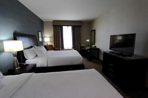 2 queen beds