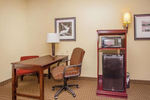 Hampton Inn & Suites Sevierville at Stadium Drive - image 9