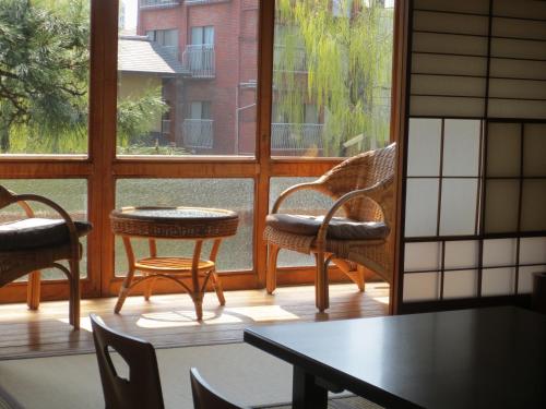 Historical Ryokan Hostel K's House Ito Onsen Room Type - Japanese-Style Family Room with Shared Bathroom and River View