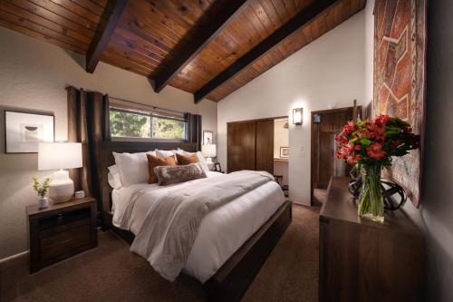 Large A-Frame Cabin 9 Beds, AC, + Lake Access in Lake Arrowhead, USA
