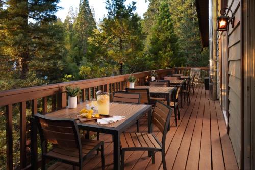Large A-Frame Cabin 9 Beds, AC, + Lake Access in Lake Arrowhead, USA