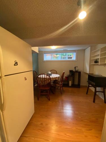 Spacious Guest house -walkout Basement- 4 guests! -dedicated workspace-No Cooking!