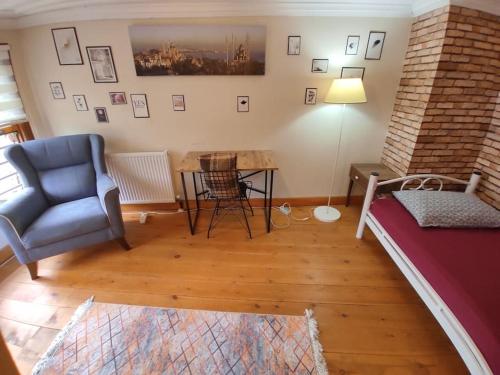 Cozy Room l Central Location l Wooden Mansion