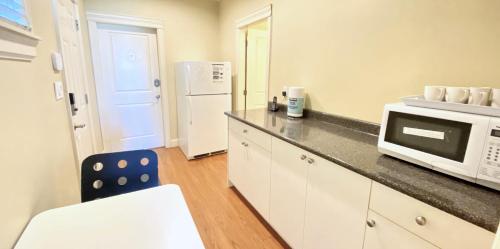Vancouver Metrotown Guest House 8 mins walk to Sky Train in Burnaby, Canada