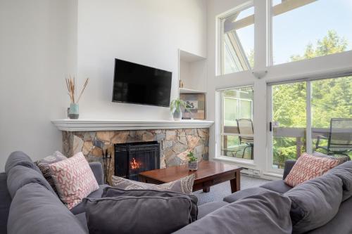 Gorgeous Chalet with Fairway Views by Harmony Whistler in Whistler, Canada