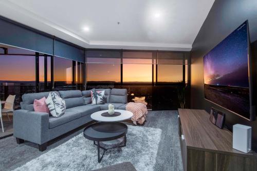 Stylish Private Apartments at Circle on Cavill - 1 Bedroom + Study with Hinterland Views - Wow Stay