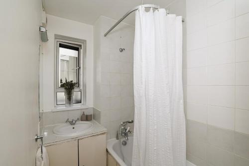 Spacious 2 bedroom Apartment In Holborn, London (Foto 8)