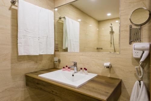 One-Bedroom Suite with Balcony (2 Adults + 2 Children) - All Inclusive image 2