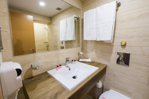 One-Bedroom Suite with Balcony (2 Adults + 2 Children) - All Inclusive image 6