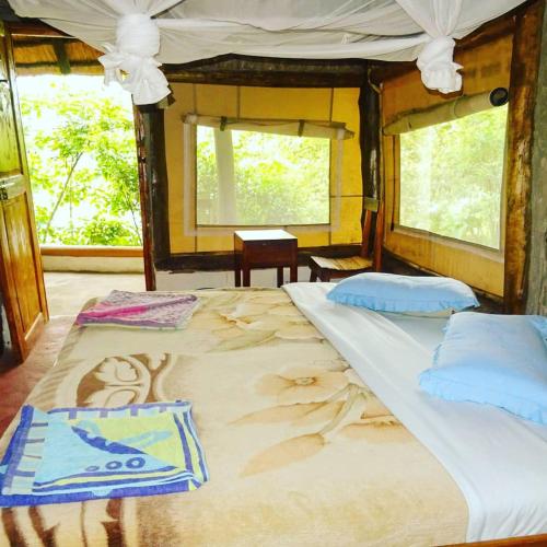 1 king bed, 1 queen bed, 2 twin beds