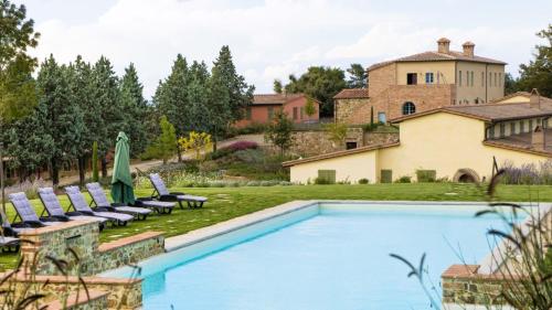 Luxury Resort with swimming pool in the Tuscan countryside, apartments with private outdoor area with panoramic view