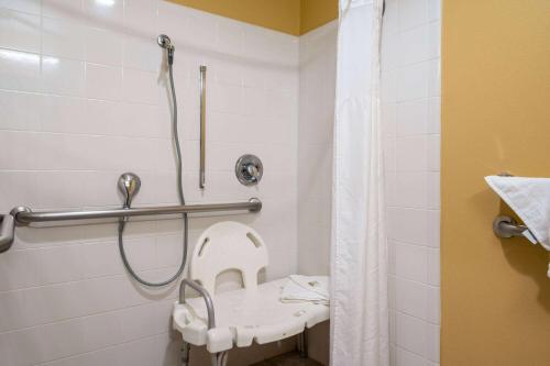 Super 8 by Wyndham Salisbury - image 11