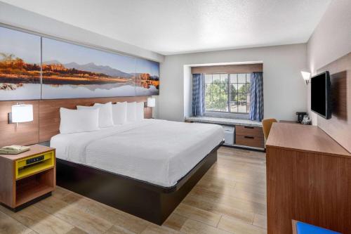 Days Inn by Wyndham Greeley - image 4