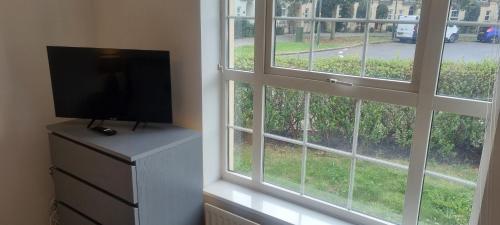 Swindon 6 deluxe doubles 2 with en suite in large house - No Pets 4