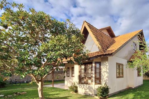 Linda Casa ampla, arejada à passos da praia