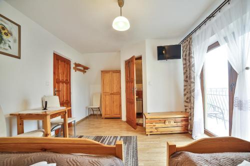 1 double bed, 1 twin bed