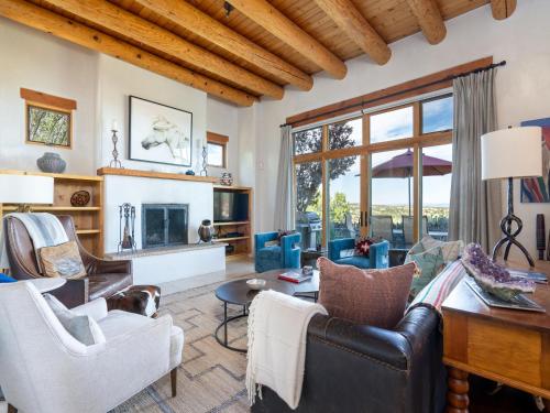 Casa de Caballo 2 Bedrooms Sleeps 6 Patio Pool Access Fireplaces - main image