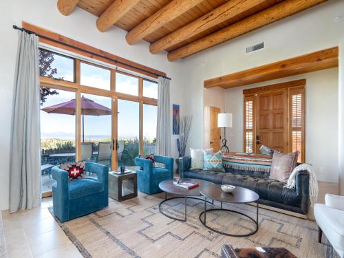 Casa de Caballo, 2 Bedrooms, Sleeps 6, Patio, Pool Access, Fireplaces in Santa Fe, USA