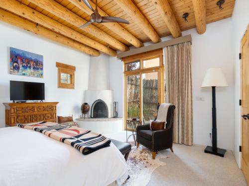 Casa de Caballo 2 Bedrooms Sleeps 6 Patio Pool Access Fireplaces - image 11
