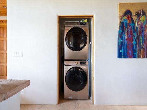 Casa de Caballo 2 Bedrooms Sleeps 6 Patio Pool Access Fireplaces - image 2