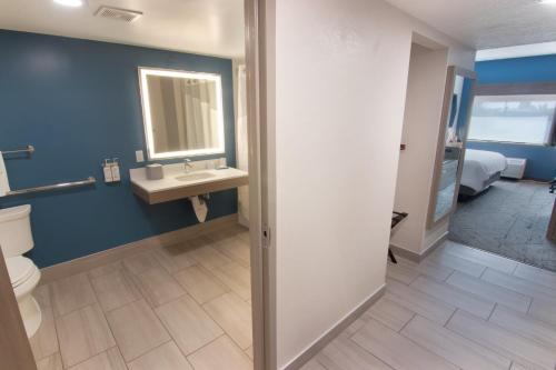Holiday Inn Express and Suites Fort Lauderdale Airport West an IHG Hotel - image 3