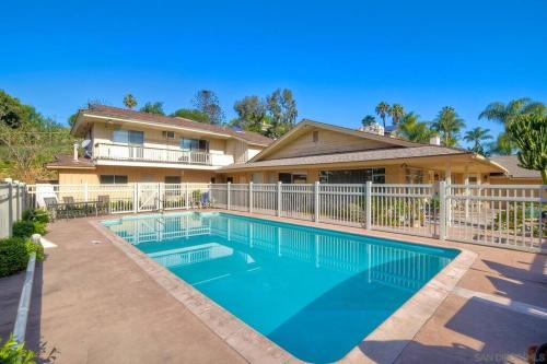 Designer Poolside 1Bed1Bth Retreat