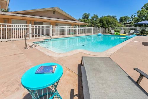 Designer Poolside 1Bed1Bth Retreat