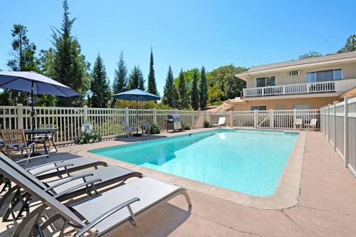 Designer Poolside 1Bed1Bth Retreat in ลาเมซา (CA)