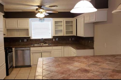 Konyha, Tranquil Getaway near Downtown Nederland Tx in Nederland (Texas)