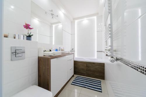 Lumina apartment with parking near Muzeum Powstania, Varsovia (foto 9)