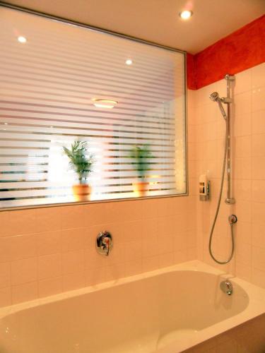 Bathroom, Hotel Gasthof Der Jagerwirt in Bergheim