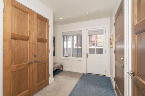 330 W Pacific B townhouse - image 2