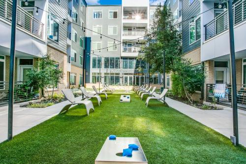 ห้องส่วนกลางสำหรับนั่งเล่น/ดูทีวี, Luxury Condo facing RiverWalk Free Parking Pet Friendly Centrally Located near พิพิธภัณฑ์ศิลปะซานแอนโตนิโอ